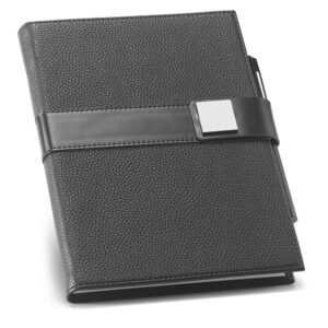 caderno a5 com capa dura em couro e detalhe metálico branve®